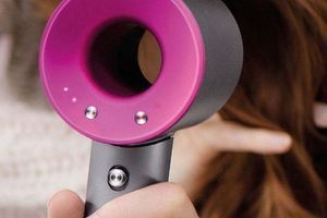 Чим фен Dyson відрізняється від стайлера? фото